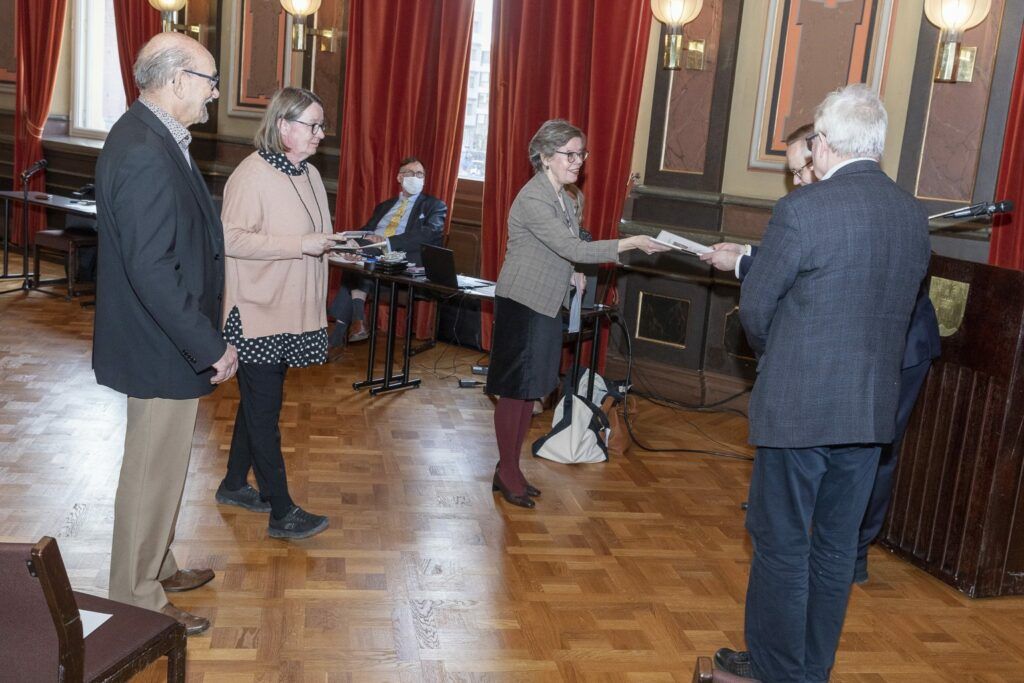 Kirsin Suklaat luovutti Willa Vaskin kulttuurikortteliadressin Hämeenlinnan johtajille.