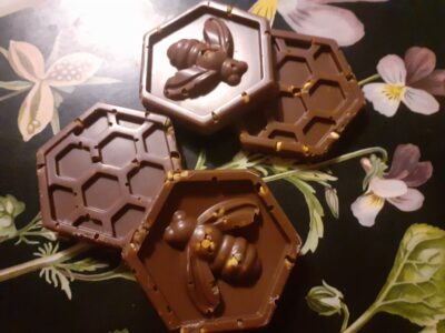 Kirsin Suklaiden Mehiläissuklaat, jotka palkittiin Lontoon kansainvälisessä suklaakilpailussa